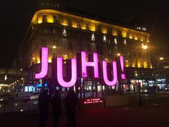 Die JUHU-Leuchtbuchstaben vor der Wiener Oper.