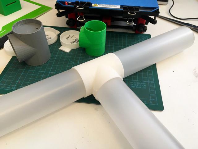 Verbindungsstücke aus dem 3D-Drucker (hinten diverse Prototypen)